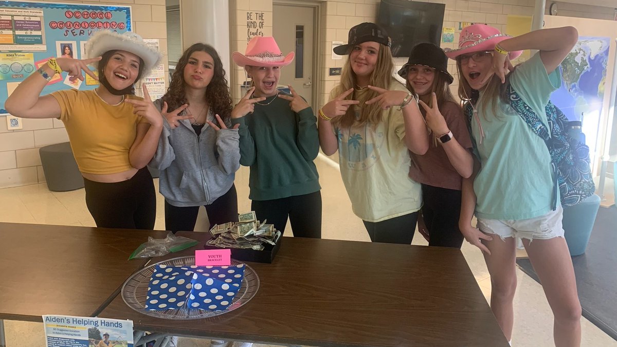 Hampton_Talbots's tweet photo. This is what HTSD means when we say #TalbotsTogether 💛💙
Hampton Middle School in just one day raised $1,922.48 to support 10th grade HHS student Aiden Hanna who was diagnosed in August with osteosarcoma.
https://t.co/Z5tvsujxte https://t.co/djIEUjS5uZ
