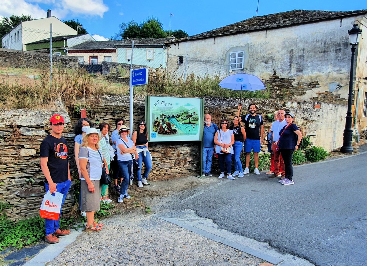 guido_guia's tweet photo. Hoxe 16º paseo guiado do III ciclo #PaseArte 🎨🌟 con @LugoTurismo 🙂 Entre outras cousas visitamos os novos 5 paneis de lendas do barrio da Chanca escritas por @Antonio_Reigosa e ilustradas por Noemí López 😍 A Chanca, Viaduto, Fonte, Calzada e Carril das Flores! Preciosidade 💙 https://t.co/FXx90VSi5J