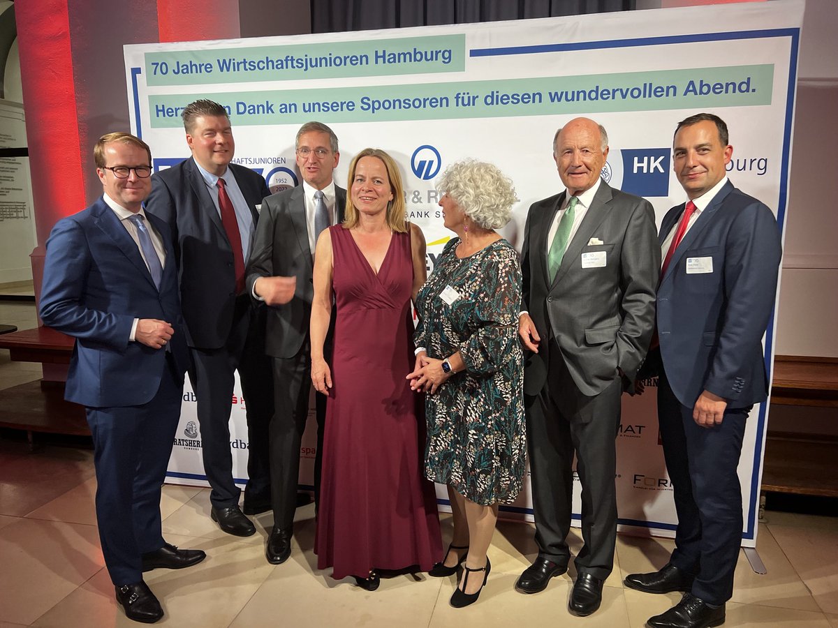 Junior mit 70? Das geht! Herzlichen Glückwunsch an die #Wirtschaftsjunioren Hamburg ⁦⁦@WJDeutschland⁩ zum 70. Geburtstag🍾 &amp; danke für viele Impulse für Hamburg👍💪🙏 Geburtstagsparty in der ⁦<a href="/hkhamburg/">Handelskammer Hamburg</a>⁩ ⁦<a href="/fegebanks/">Katharina Fegebank</a>⁩ ⁦<a href="/MalteHeyne/">Malte Heyne</a>⁩ ⁦<a href="/pirck_niels/">Niels Pirck</a>⁩