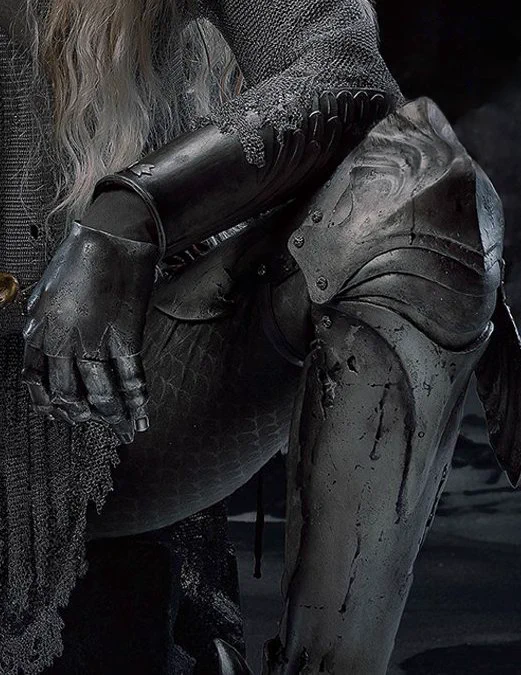 Galadriels greave knee joints and gantlet nails are so primo design 