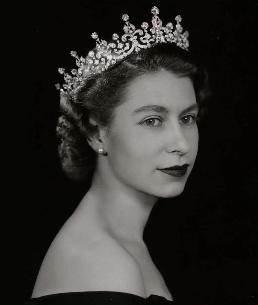 dross_esra's tweet photo. RIP HM Queen Elizabeth🖤 https://t.co/Jn7b8av6Zw