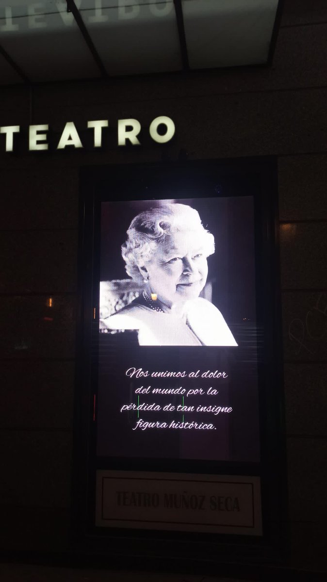 El <a href="/TeatroMunozSeca/">Teatro Muñoz Seca.</a> se suma a los miles de gestos de respeto hacia la Monarquia Británica y la dolorosa pérdida de Su Majestad la Reina 
#QueenElizabeth