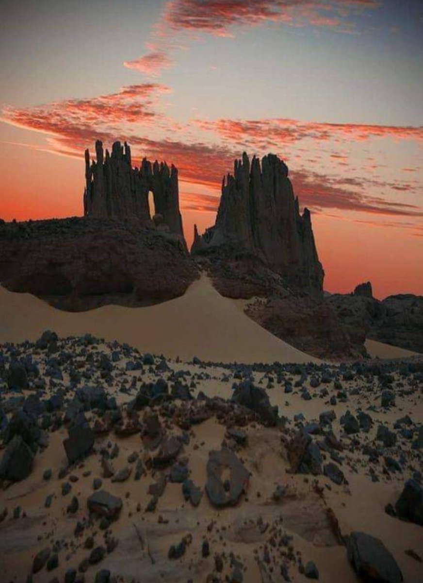 Nabilove54's tweet photo. The most beautiful sunset from the Algerian desert, #Algeria 🇩🇿❤️🇩🇿 https://t.co/f8koro2aKK