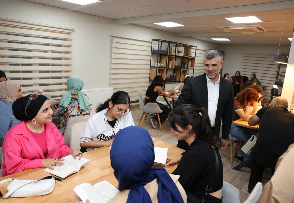 Keskin_Huseyin's tweet photo. Gençlerimizi merkeze alan projelerimiz ile güçlü yarınlara uzanıyoruz.💫

Kitapların huzurlu atmosferine kurulu Meydan Kitap Kafemizin açılışını gerçekleştirdik.📚
Sultanbeyli'mize hayırlı olsun.
Daima İleri, #SultanbeyliİçinEnGüzeli https://t.co/GETiSuqevI