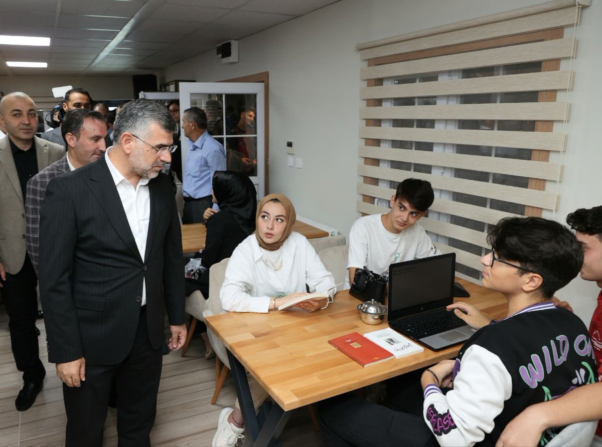 Keskin_Huseyin's tweet photo. Gençlerimizi merkeze alan projelerimiz ile güçlü yarınlara uzanıyoruz.💫

Kitapların huzurlu atmosferine kurulu Meydan Kitap Kafemizin açılışını gerçekleştirdik.📚
Sultanbeyli'mize hayırlı olsun.
Daima İleri, #SultanbeyliİçinEnGüzeli https://t.co/GETiSuqevI