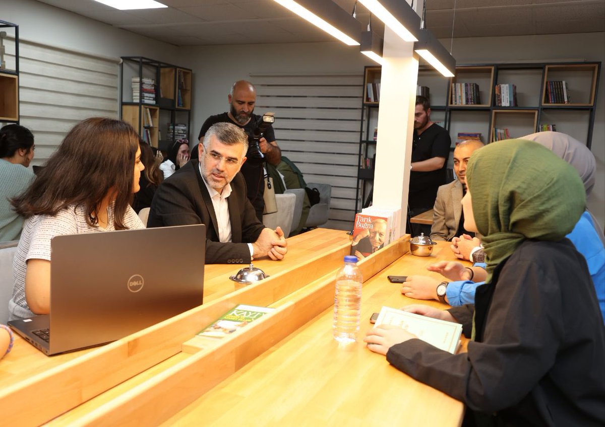 Keskin_Huseyin's tweet photo. Gençlerimizi merkeze alan projelerimiz ile güçlü yarınlara uzanıyoruz.💫

Kitapların huzurlu atmosferine kurulu Meydan Kitap Kafemizin açılışını gerçekleştirdik.📚
Sultanbeyli'mize hayırlı olsun.
Daima İleri, #SultanbeyliİçinEnGüzeli https://t.co/GETiSuqevI