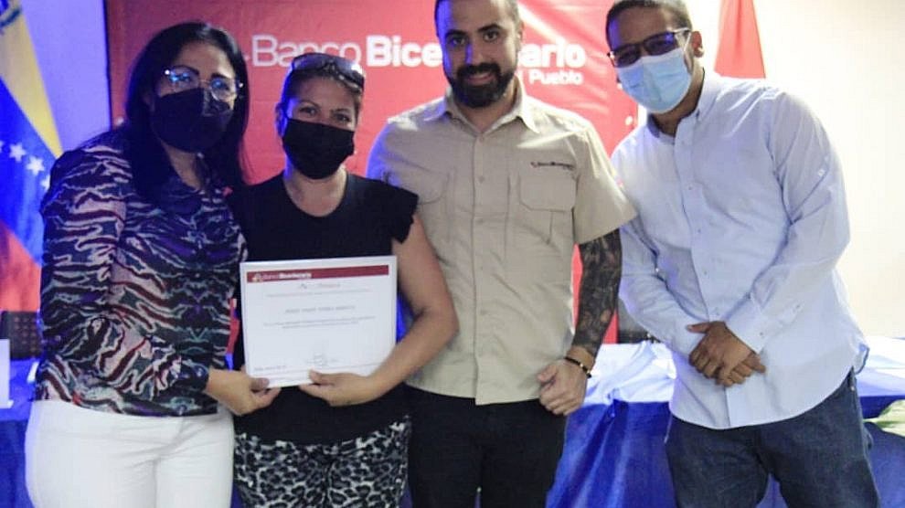 minecofinanzas's tweet photo. #ApoyandoEmprendedores || 
@BcoBicentenario financia 44 nuevos proyectos sustentables de #DistritoCapital.

#10Sep

Leer más: https://t.co/lWjvD3IgzO https://t.co/St66OyOXjo