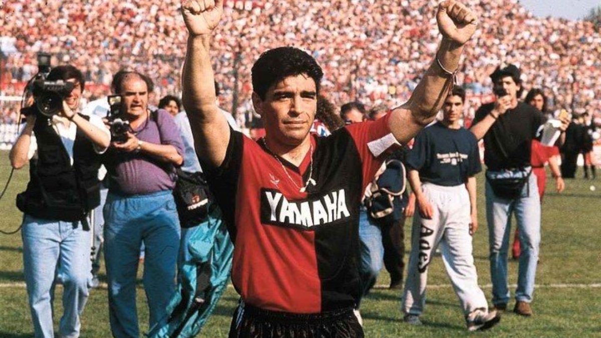 Un 9/9, pero de 1993, Diego Armando Maradona regresaba al fútbol argentino para jugar en Newell's 🟥⬛️🟥.