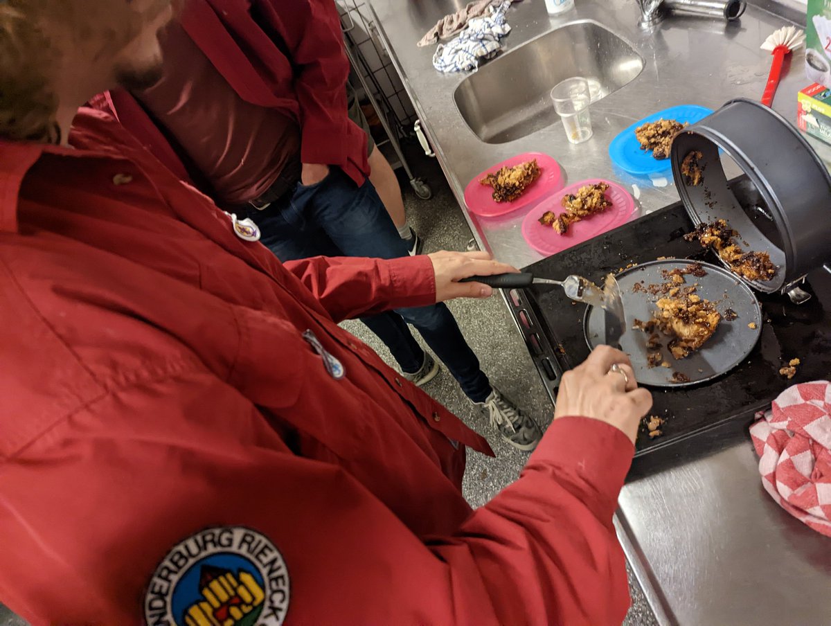 Eerste opkomst met de nieuwetjes. "Lekker" appeltaart baken. #kaasschaaf