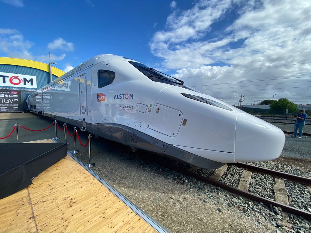ewip80's tweet photo. Ta Dam 🥁
Les premiers tours de roues du TGV M (M pour Modernité - Mutualisation - Mobilité - Maîtrise - Modularité - Meilleur). Je suis prête ! https://t.co/Zc7unqKpLb