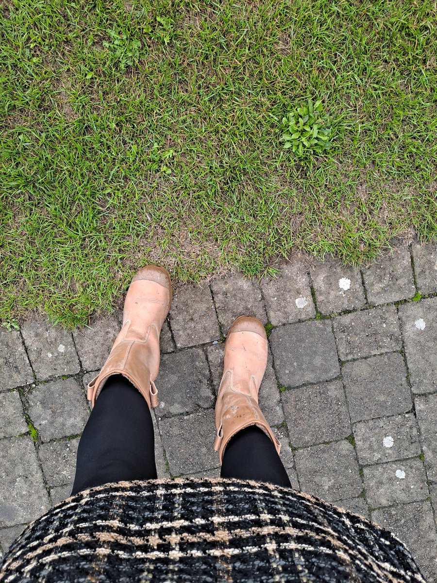 csmcorrigan's tweet photo. Day 9 #SecondHandSeptember and while not second hand these riggers have longevity, 14 years of steel capping my toes! Riggers and a skirt are the next new trend 🤔#sitestyle #STEMstyle https://t.co/qVTeheQz7E