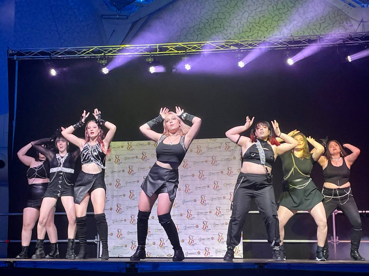 EJnorteVLL's tweet photo. Gran exhibición de baile en la Cúpula del Milenio por las @fiestasVLL 💃🕺

#espaciojovennorte #somostucrush #opendance #valladolid #juventud #ocio #ocioalternativo #talentojoven https://t.co/lC9LWPKMzx