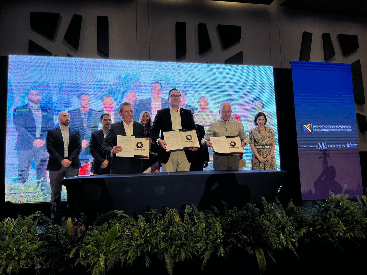 JACentenoR's tweet image. En el marco del 2do. #CNMI2022 firmamos un convenio tripartito entre @ema_ac, el Gobierno de Baja California y @CANACINTRAMex. 

Seguimos generando alianzas que beneficien a las y los industriales de México. 🤝🏻