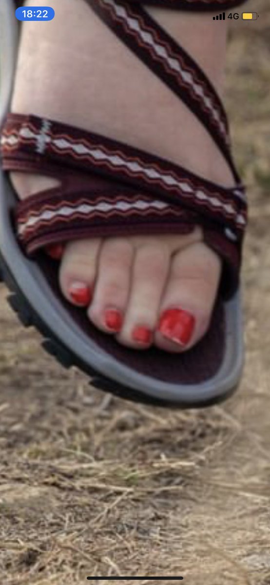 4Estibaliz's tweet photo. Se busca diseñadores pa @DecathlonES o pedicurista jajajaja deumeu https://t.co/G4jK1XVqJe