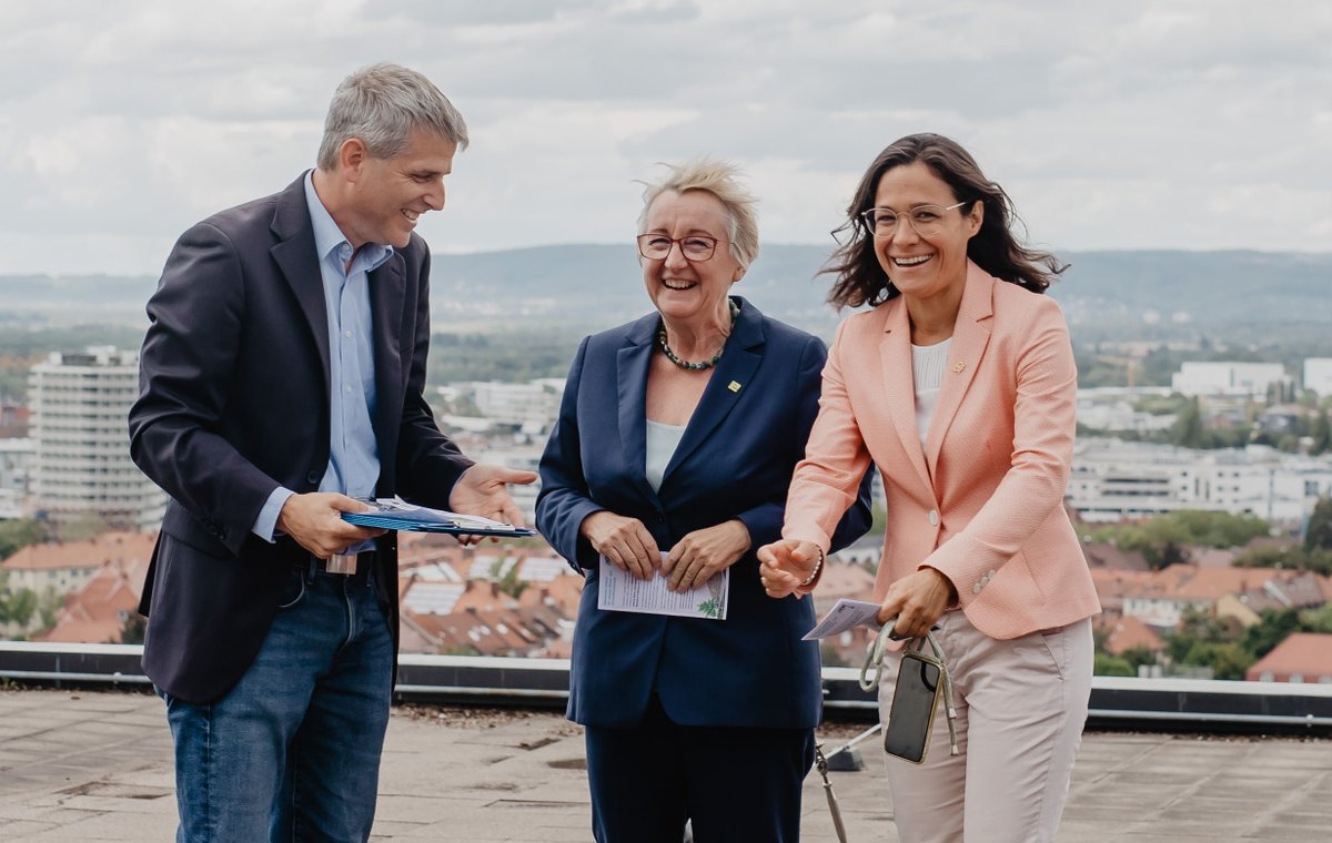 Today, we welcomed Minister of Science Theresia Bauer <a href="/mwk__bw/">Wissenschaft.Kunst.BW</a> &amp; <a href="/NadyneSaintCast/">Nadyne Saint-Cast MdL</a> at our urban weather station <a href="/UniFreiburg/">Universität Freiburg</a>. Presenting research on measuring emissions from cities <a href="/ICOS_RI/">ICOS RI</a>, sensors to monitor heat <a href="/Clim_Ability/">Clim'Ability Design</a> and integrating cities in climate models <a href="/urbisphere/">Urbisphere</a>