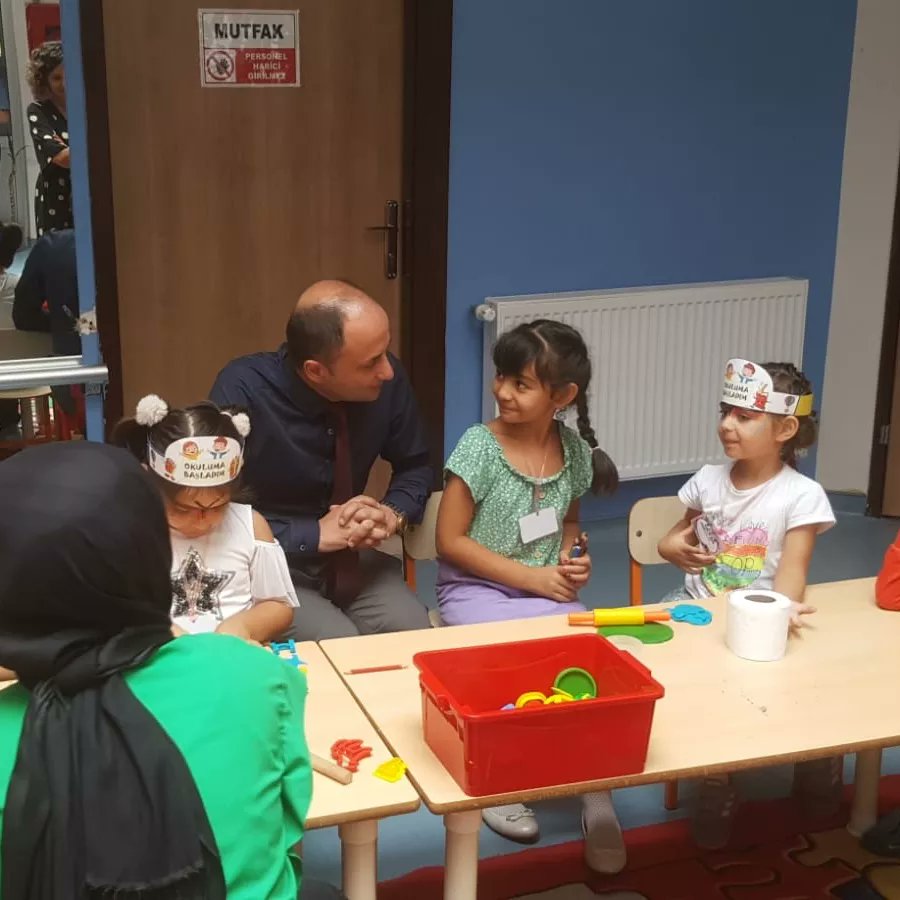 KemalpasaMem's tweet photo. İlçe Milli Eğitim Müdürümüz Adem Cengiz, 15 Temmuz Anaokulu'muzu ziyaret ederek, okula uyum etkinliklerine katılan öğrencilerimizle bir araya geldi.

@tcmeb @AdemCENGIZ08 @FahriAcar08 @YilmazDoruk29 @fehmirasimcelik @nznsener
@tuncay_morkoc @KemalpasaArtvin  @Sevdamizartvinn https://t.co/w0Df37x36a