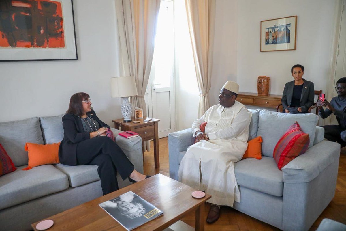 PR_Senegal's tweet photo. Le Chef de l’État s’est rendu cet après-midi à l’ambassade du Royaume-Uni à Dakar pour signer le registre de condoléances, suite au décès de la reine #ElisabethII. Pour le Président @Macky_Sall la reine incarnait, de son vivant, la hauteur et la dignité liées à sa charge. https://t.co/Axb3DqoZmF