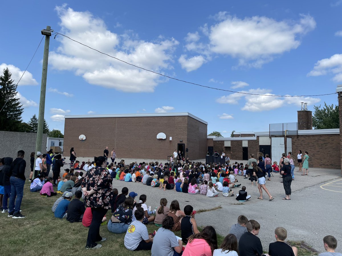 srgwrdsb's tweet photo. Great day getting to celebrate awesome Southridge citizens at our first recognition assembly of the year @ScSouthridgeps @wrdsb Superbear even made an appearance!! https://t.co/V3uHxGTJ51
