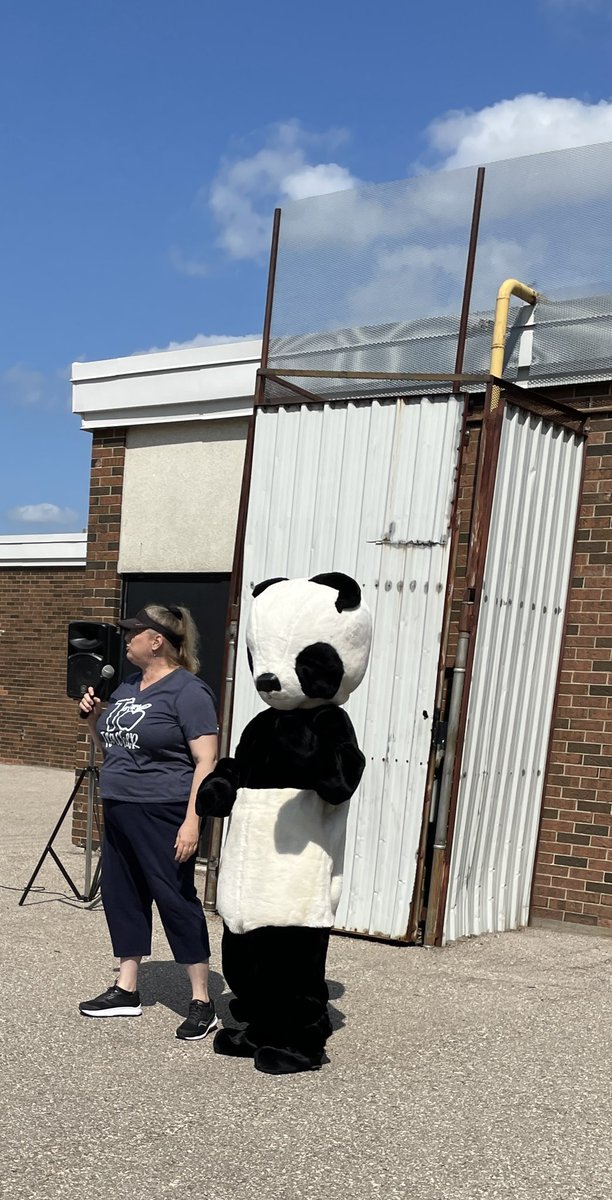 Great day getting to celebrate awesome Southridge citizens at our first recognition assembly of the year @ScSouthridgeps <a href="/wrdsb/">Waterloo Region DSB</a> Superbear even made an appearance!!