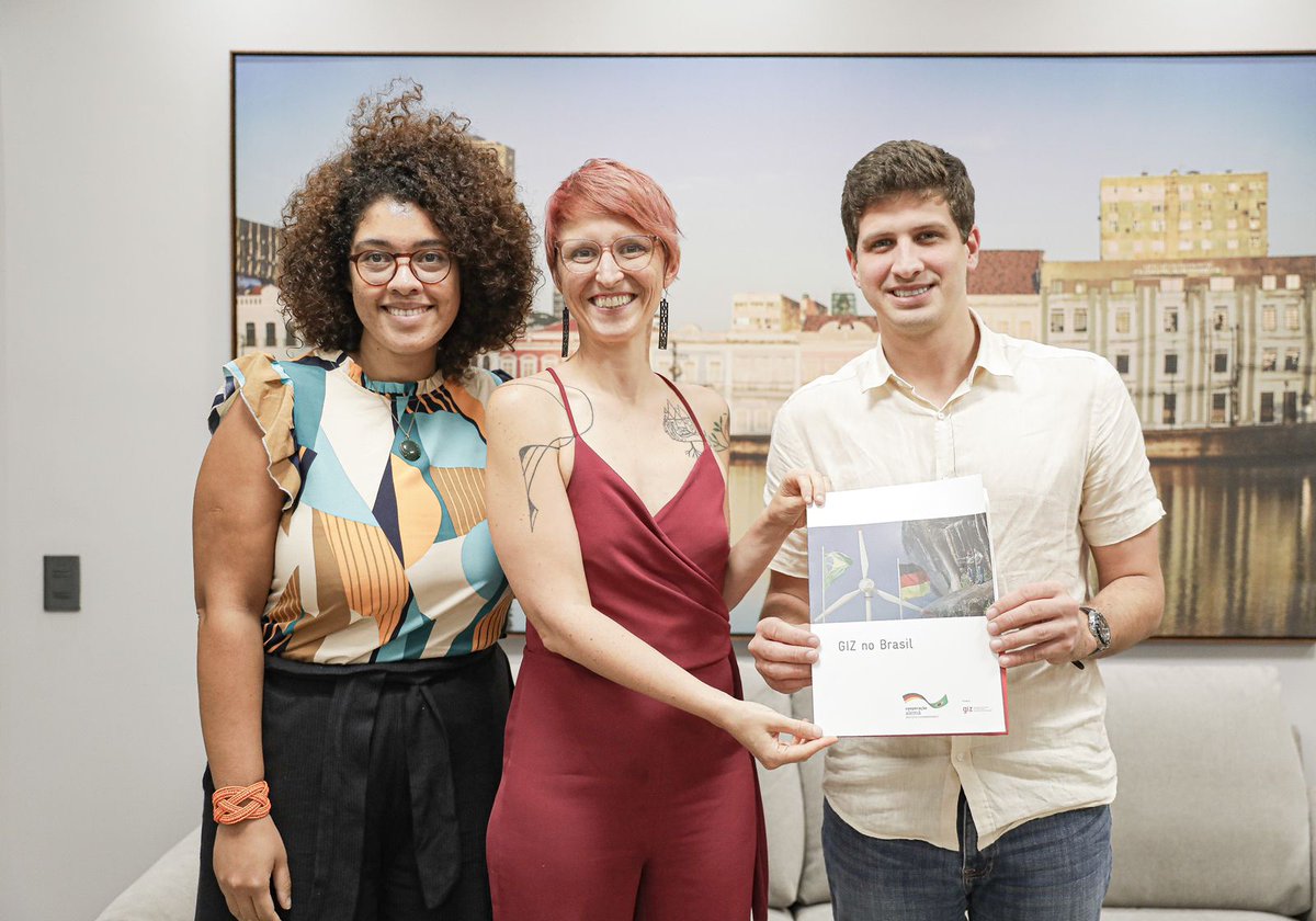 Habercities's tweet photo. Improving #UrbanMobility in #recife and @giz_gmbh is part of it. Celebrating our cooperation for @EUROCLIMA_UE_AL with mayor @JoaoCampos. #transport #sustainablecities @prefrecife @Alemanha_BR https://t.co/orG7W0qJTt