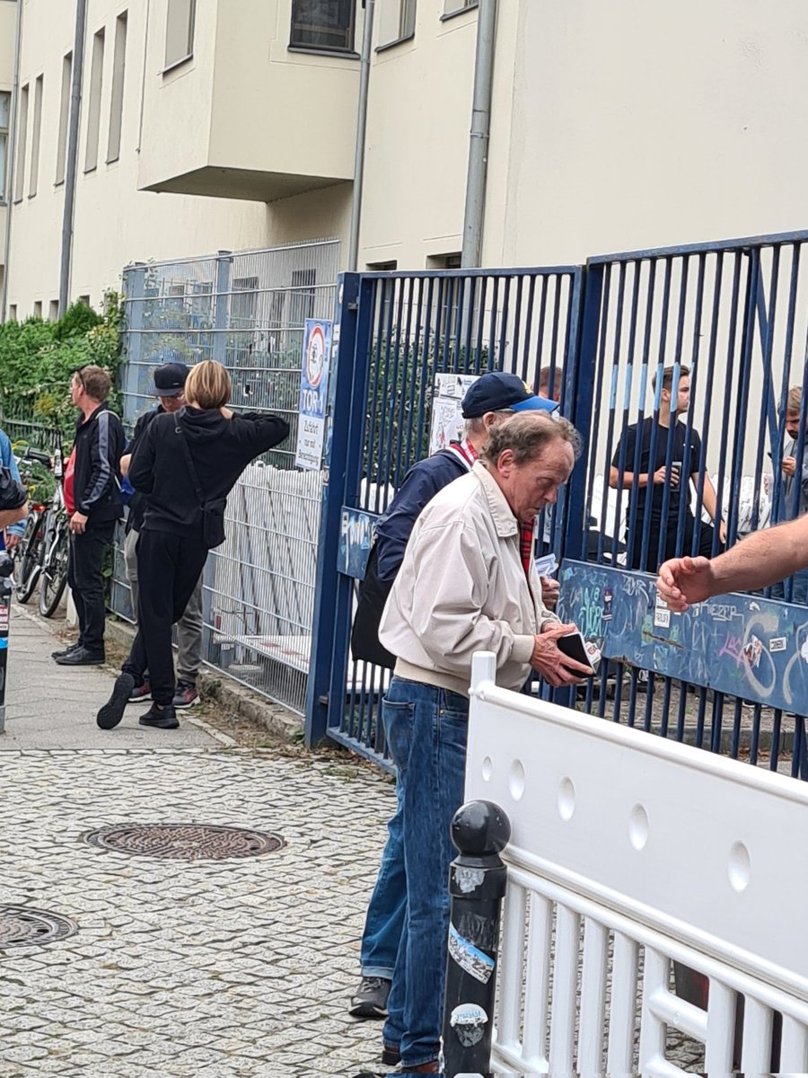 jonas_fedders's tweet photo. Der notorische Holocaustleugner Gerd Walther wollte sich heute ein Spiel des @SVBabelsberg03 ansehen. Ein Verein, der für seine antifaschistische Fanszene bekannt ist. Hat nicht geklappt. Ein Drama in vier Akten. #svbfsv https://t.co/iDPIntv6F5