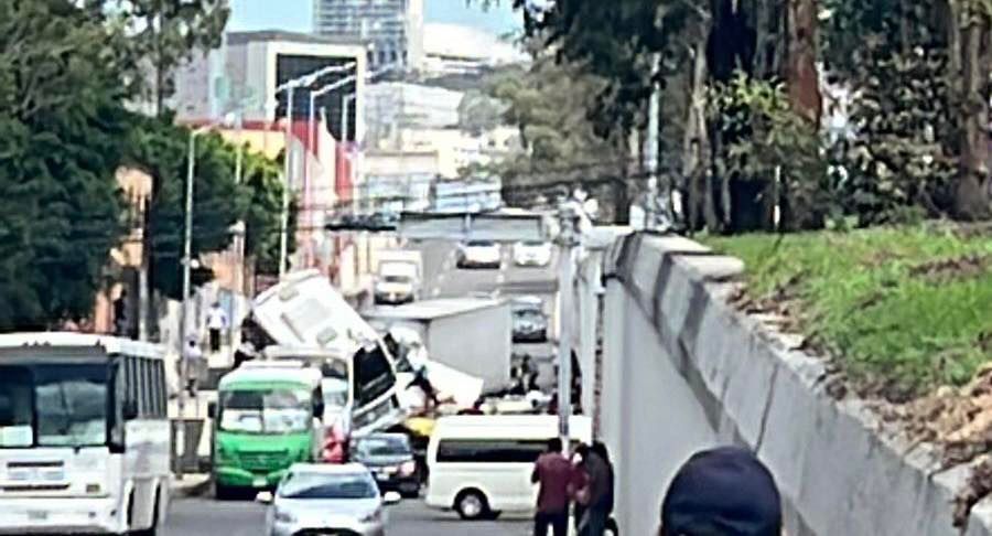 inqro1's tweet photo. Nos comparten imagen del accidente en la lateral de Carretera 57. Fuerte impacto en el que están involucrados 3 vehículos de capacidad grande. https://t.co/2egsLIp1ka https://t.co/MPo4xyFtSk