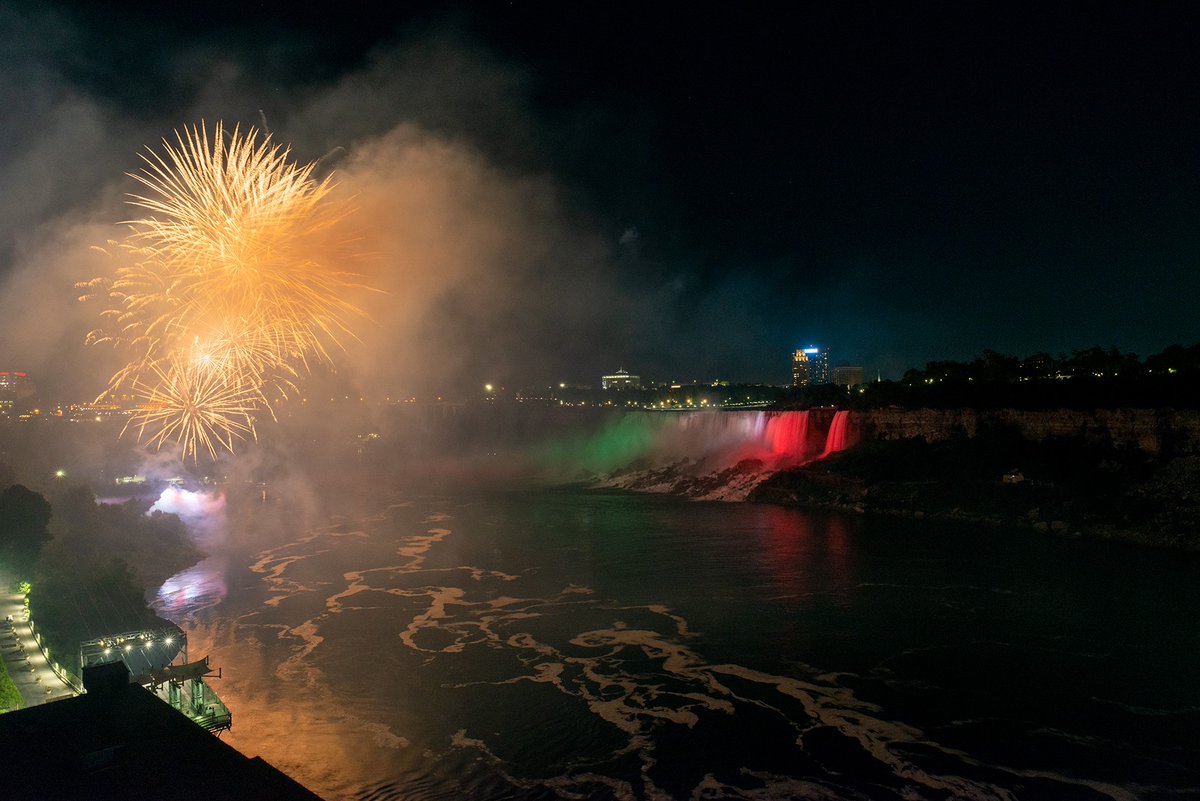 PTMunozledo's tweet photo. Las cataratas del Niágara se engalanan y visten de los colores de nuestra Bandera Nacional, acompañando las conmemoraciones del CCXII Aniversario del Inicio de la Independencia de México en el mundo. https://t.co/A6J7l5vqUF