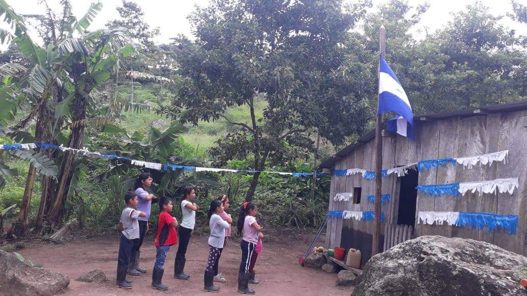 🚨Hacer patria se lleva en el alma y el corazón ejemplo de ellos es escuelita de primaria multigrado Santa  Ula queda en la serranía de Amerrisque  chontales
Me llegó al corazón 
“La patria metida en lo más recóndito de nuestro País”

#PatriaBenditayLibre 
<a href="/Atego16/">@🅰🆃🅴🅶🅾 🇳🇮</a> 
<a href="/Xeras_BD/">❤ ⓍⒺⓇⒶⓈ 🖤</a>