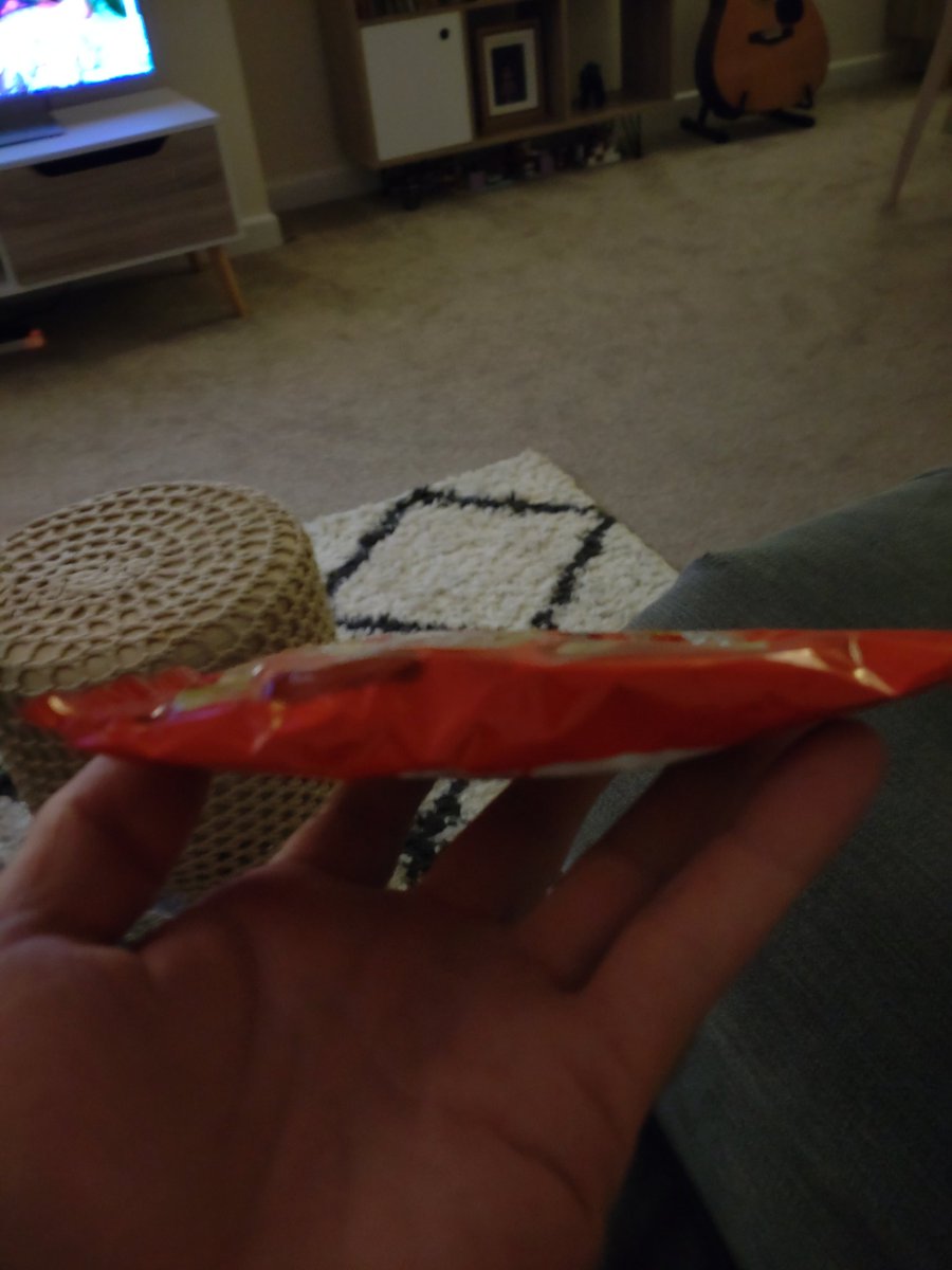 TheMule182's tweet photo. Don't get me wrong, there are 6 bags...but WTF is that?? Where's the crisps?? @AldiUK https://t.co/hWnBeftVXx