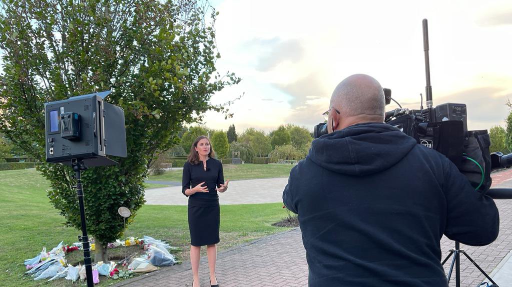 hannahbechITV's tweet photo. I find the @Nat_Mem_Arb a special place so it was an honour to report live from there on @ITVCentral this evening. I was reflecting on how we all celebrated The Queen’s Platinum Jubilee earlier this year. The 🌳 behind me was planted by Her Majesty for her Golden Jubilee. https://t.co/ba5bkR5p7g
