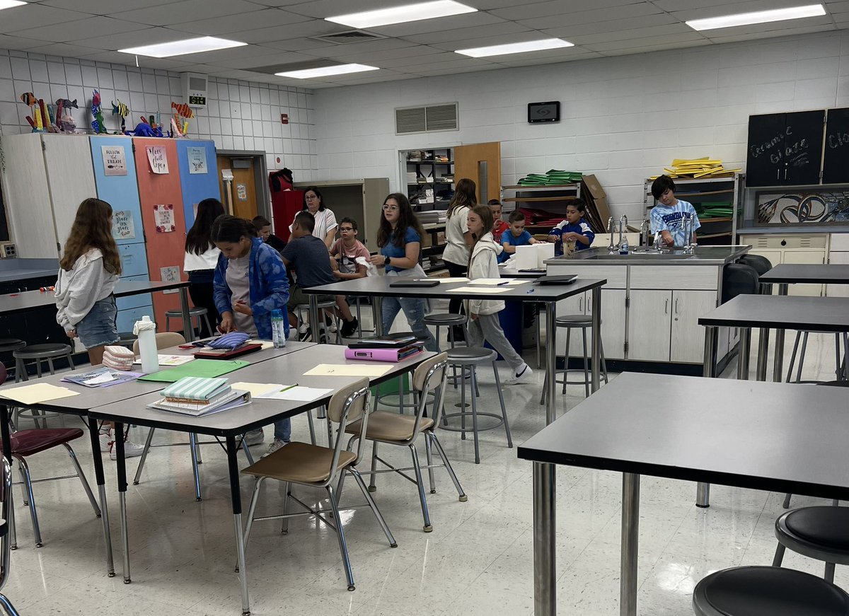 Art_Mrs_Greiner's tweet image. The @CTBarkalow artists got competitive today completing art room scavenger hunts for soar for fours!!! #PBSfun #letssoar #findthematerials @CTB_TSmith @CTB_Rosen