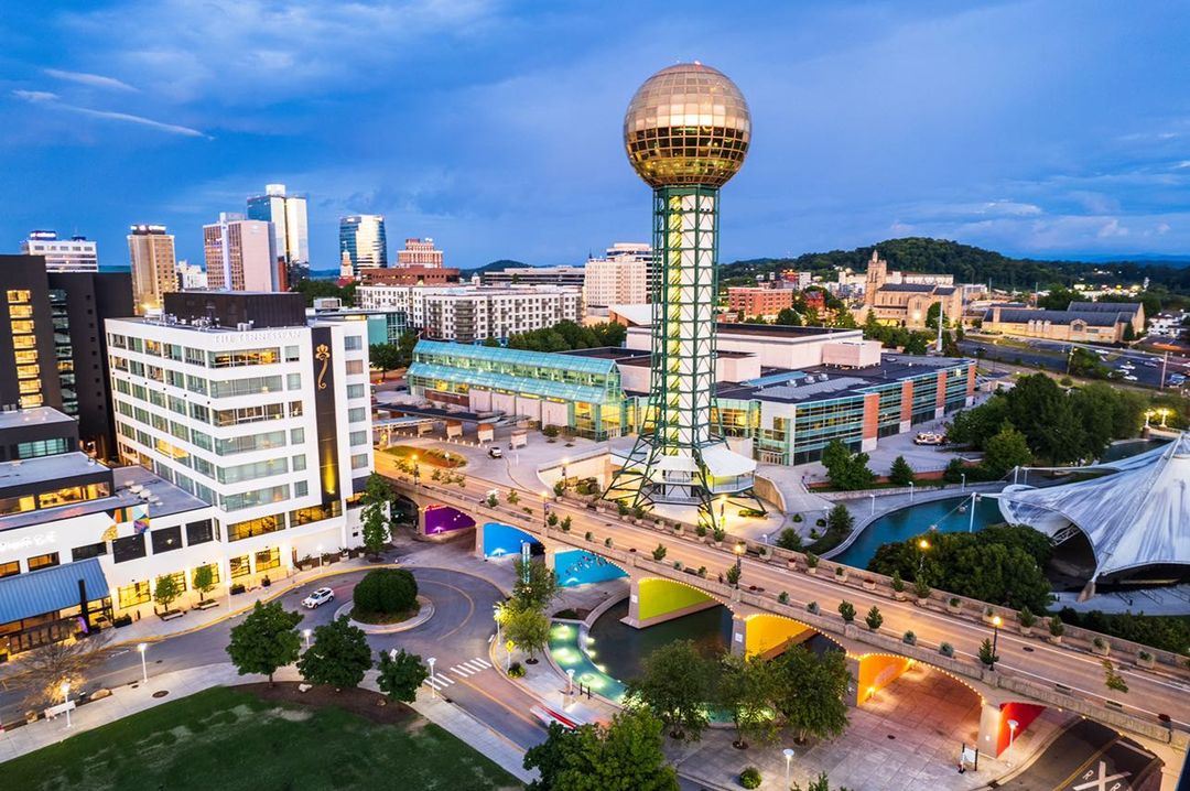 POV: Friday night in the heart of Knoxville! 🧡🌆

#knoxrocks #knoxville #knox #knoxtn #knoxvilletn #downtown #fridaynight #friday #thekcac #nightlife #visitknoxville