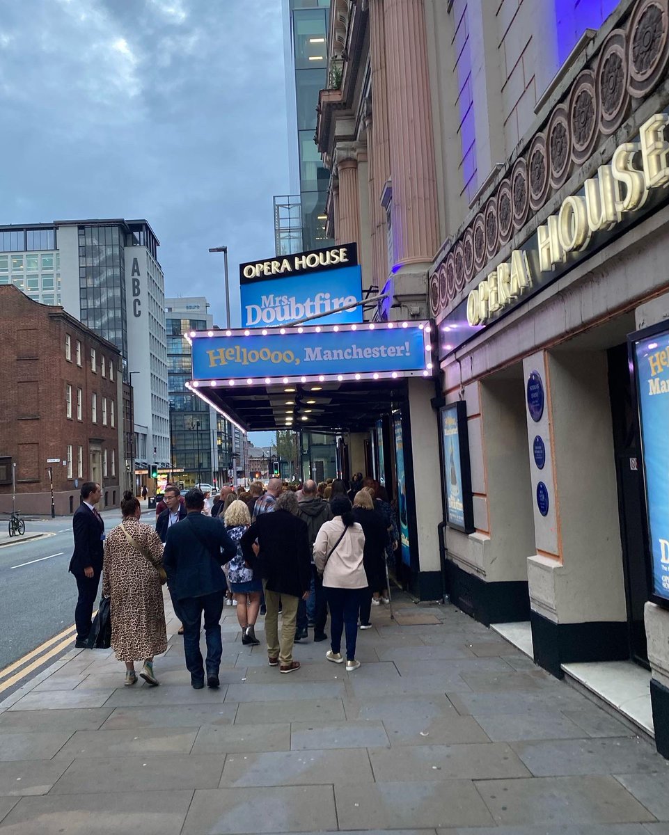 MrJackMcLaren's tweet photo. Yoo-hoo deariesβ¦ Helloooo! A trip to @PalaceAndOpera dears, with my poppets Ian, Rick and Jenna, to see the new nanny in Manchester, Mrs. @DoubtfireUK. @TheGabrielVick, you were absolutely incredible! π΅πΌπ
#MrsDoubtfire #DoubtfireUK #PalaceAndOpera #ThreePoofsAndTheFoof https://t.co/V5f3u99AhR