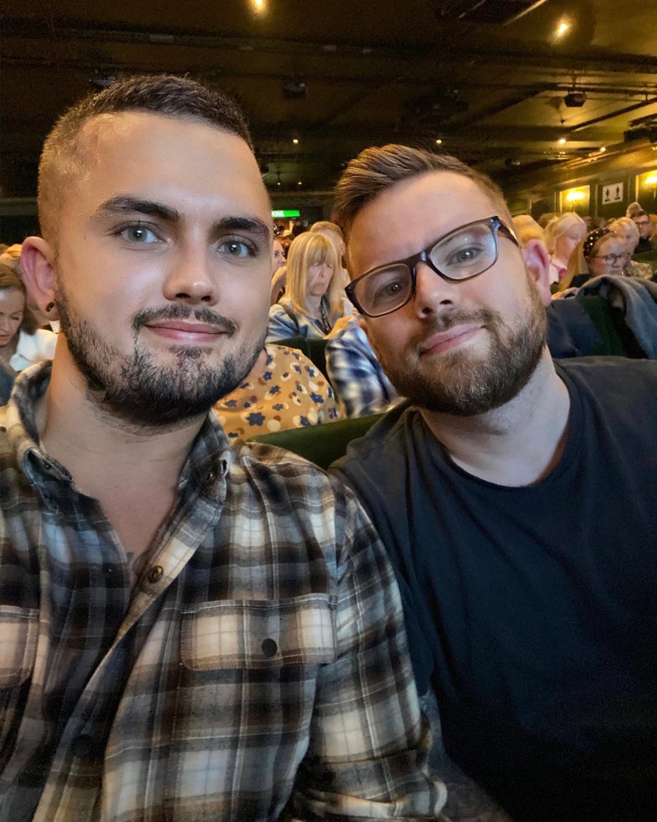 MrJackMcLaren's tweet photo. Yoo-hoo deariesβ¦ Helloooo! A trip to @PalaceAndOpera dears, with my poppets Ian, Rick and Jenna, to see the new nanny in Manchester, Mrs. @DoubtfireUK. @TheGabrielVick, you were absolutely incredible! π΅πΌπ
#MrsDoubtfire #DoubtfireUK #PalaceAndOpera #ThreePoofsAndTheFoof https://t.co/V5f3u99AhR