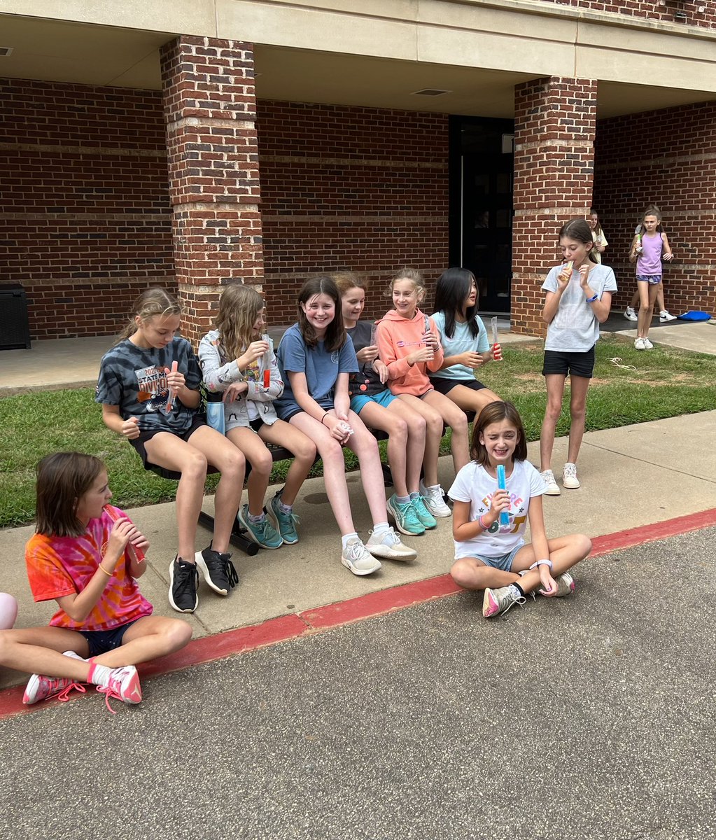 Thanks <a href="/BFESBobcats/">Birmingham Falls ES</a> PTO for the popsicles this afternoon! They loved the Friday treat! <a href="/principalwebb/">Don Webb</a> <a href="/StefiWickers41/">Stefi Wicker Slewitzke</a> #iteaxhfifth #FridayVibes