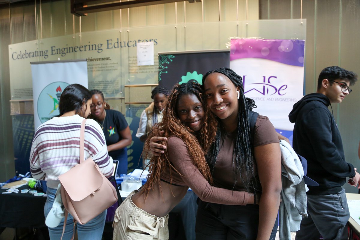 UofTEngineering's tweet photo. From F!rosh Week fun to the #UofTEngineering Clubs Fair, here are some of our favourite moments from the first week of the @Skuleβ’ year πΈπ.
#BackToSkule #UofTBackToSchool https://t.co/83nhFsFlov