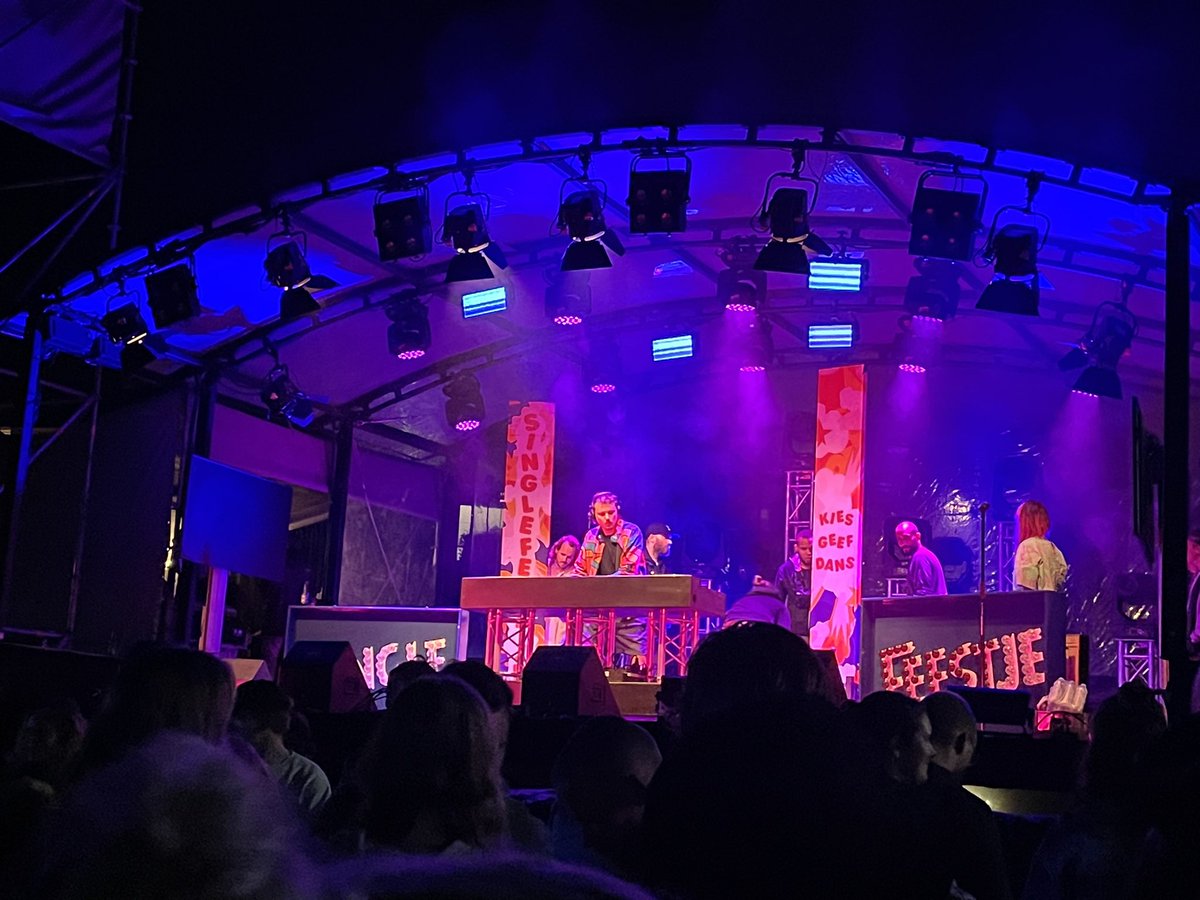 EvaSpronk's tweet photo. Twitter doe je ding. Wie o wie is deze geweldige gast met mullet @appelpop #appelpop

@singlefeestje
#singlefeestje https://t.co/0qtk0fSajY