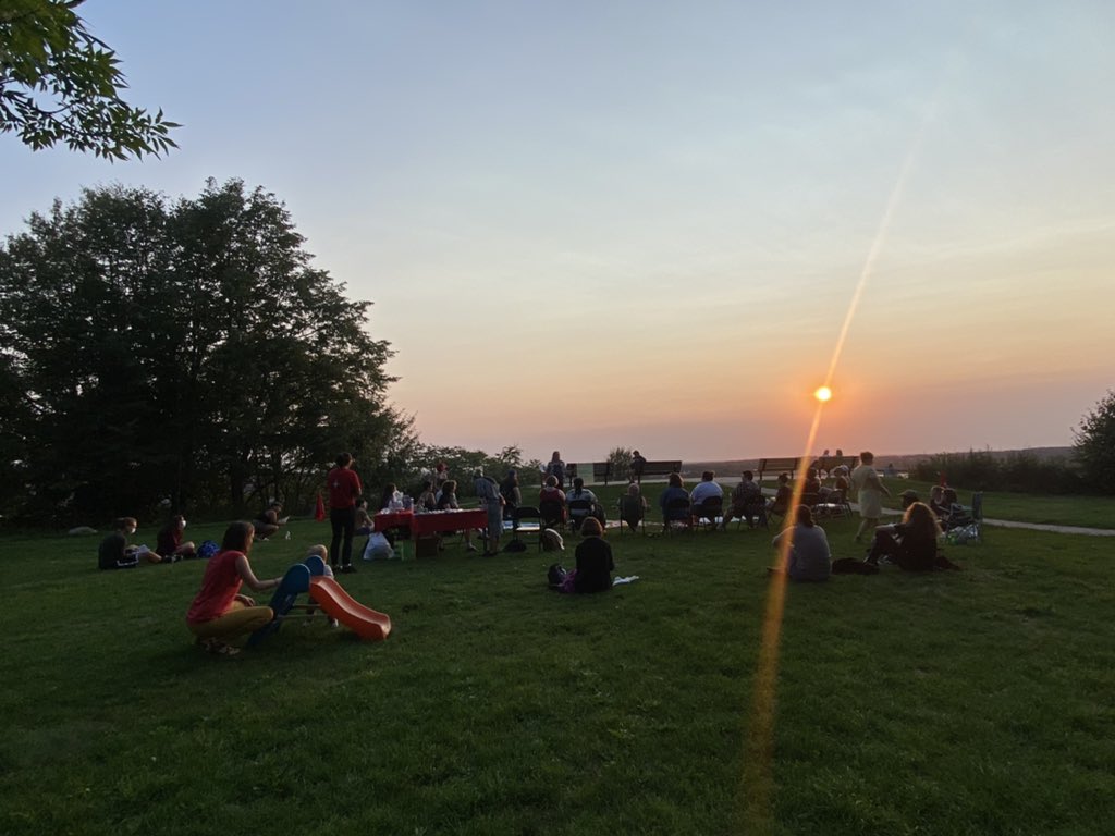 MaineHumanities's tweet photo. We’re hanging on the lawn at Fort Sumner Park, enjoying poetry from Southern Maine Workers Centers Poetry Express: Dear Angry Worker. #Maine #MaineHumanities #Poetry #SMWV #Workers https://t.co/1Nr9dvVmXo