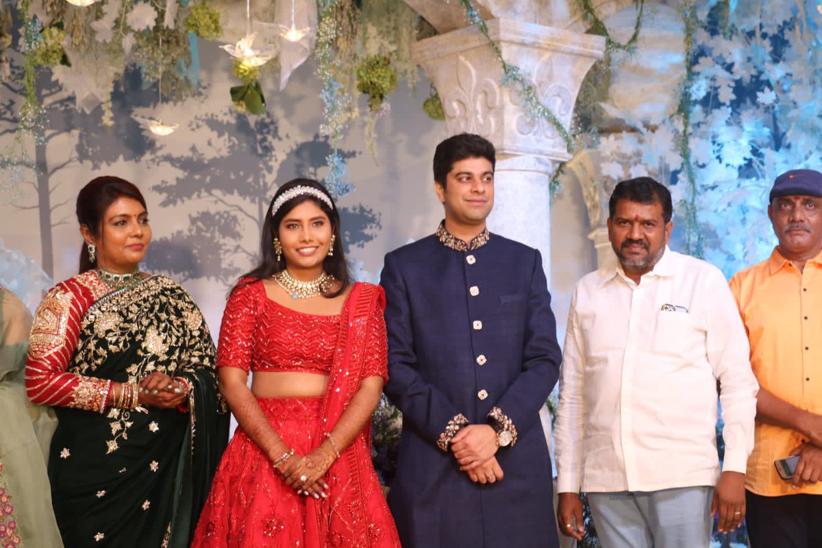 thanjaijeeva's tweet photo. கொரோனா தொற்று முதல் அலையில் சிக்கித்தவித்த 
அந்த இக்கட்டான நேரத்தில் எனக்கும் எனக்காக எத்தனையோ நபர்களுக்கு உதவிய தமிழக அரசின் முதன்மை செயலாளர் திருமதி பீலாராஜேஸ் IAS அவர்களின் மகள் திருமண நிகழ்ச்சியில் கலந்து கொண்டு மணமக்களை வாழ்த்தினேன். https://t.co/yhSAD9KsIq