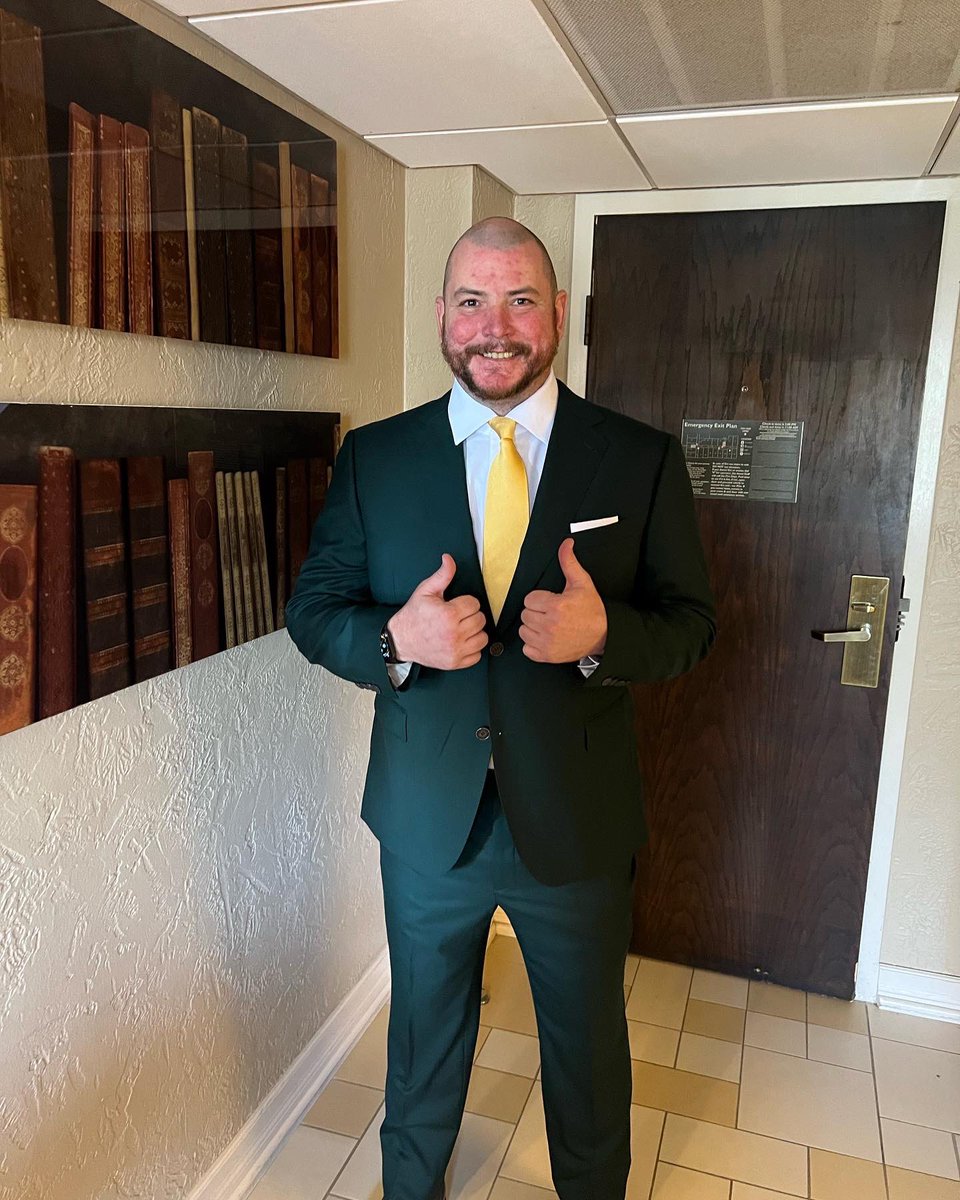 pkelly1330's tweet photo. Officiating my 2 best friends’ wedding today. Had to go @TimbersFC green and gold. #whenIGo https://t.co/apT993ed4M