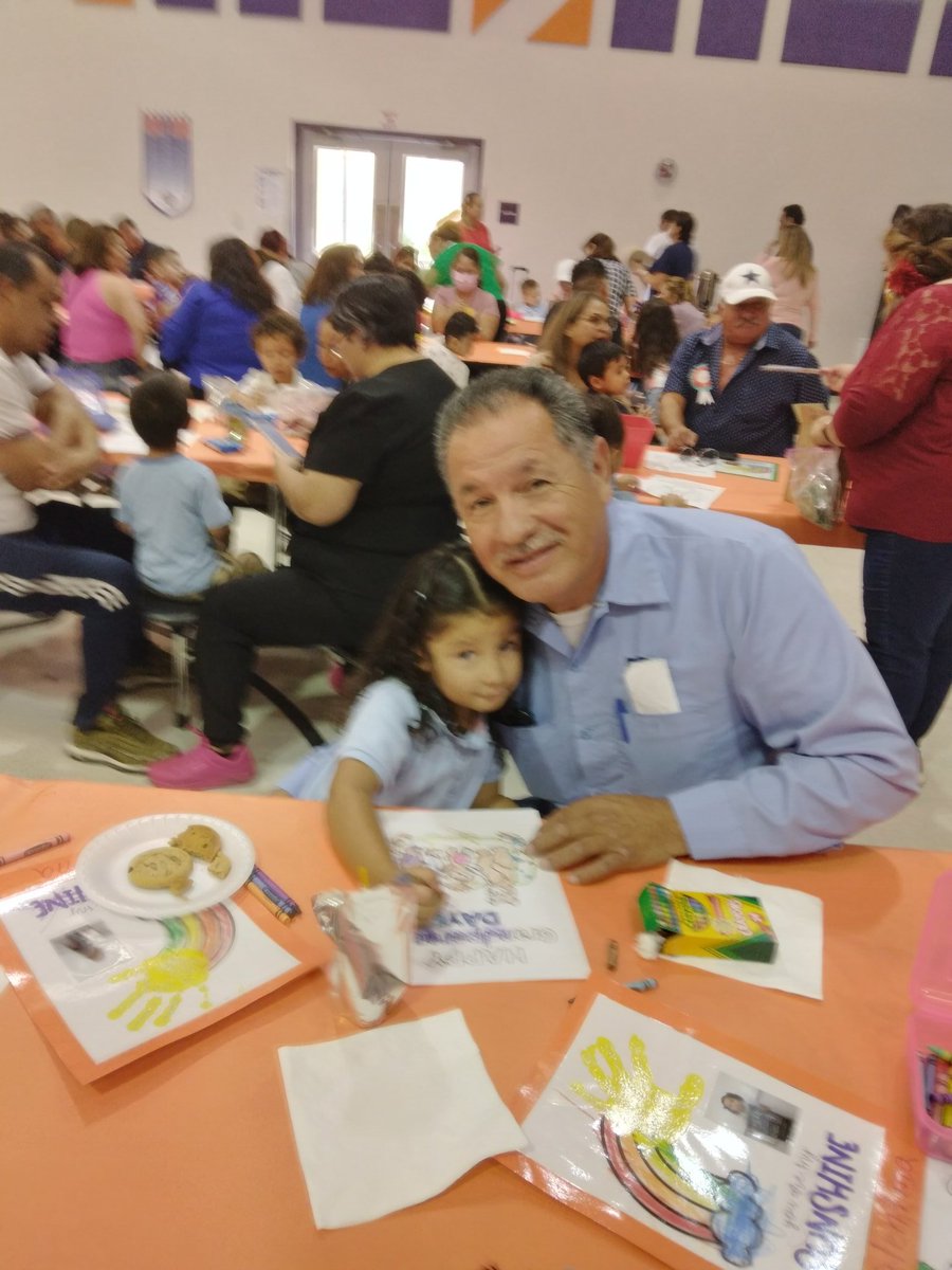 CTaverna_IES's tweet photo. What a fun day! We celebrated Grandparent's Day at the castle. #TeamSISD #ItuarteKnights https://t.co/xRGchIzokQ