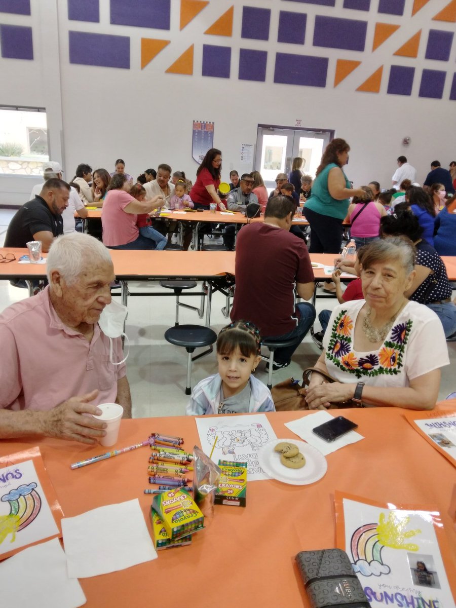 CTaverna_IES's tweet photo. What a fun day! We celebrated Grandparent's Day at the castle. #TeamSISD #ItuarteKnights https://t.co/xRGchIzokQ