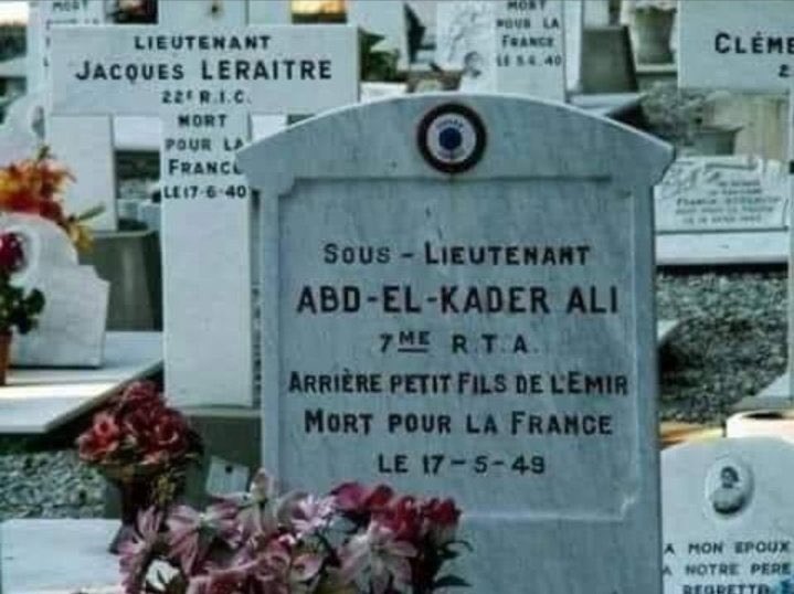 GhouzlaneHouyam's tweet photo. المهم هادا قبر اميرهم عبد القادر بين الاموات المسيحيين ومكتوب عليه mort pour la france 😂😂😂😂😂😂اودي الله ارحمو خلى ليهم الضحك https://t.co/NVJlyQveR7