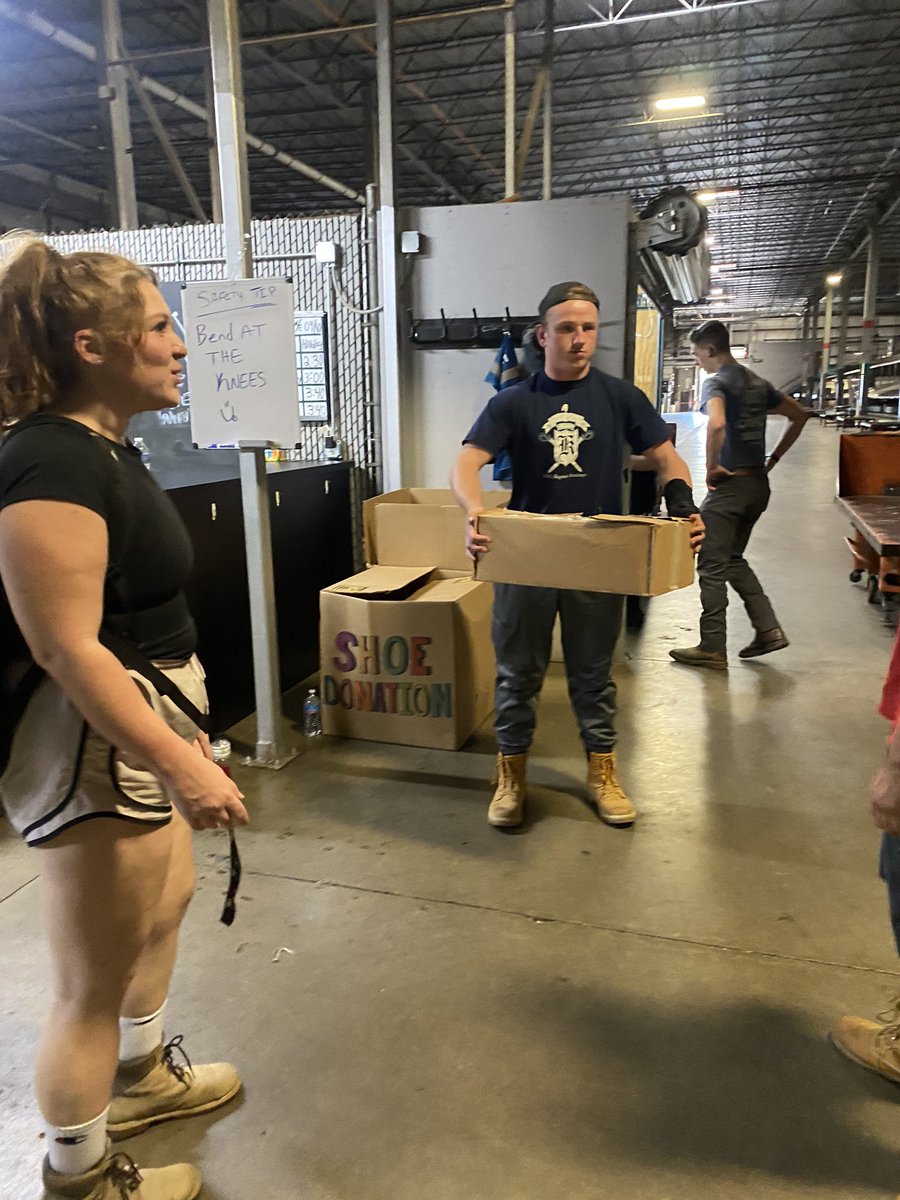 Clarissa8310's tweet photo. Palatine Twilight Safety Activity, CHSP member Yulian and Nicole reviewing and demonstrating the eight keys to lifting and lowering with the workgroup. @ExperienceUPS @CP_UPSers @UPSers https://t.co/8uwFbgCWhr