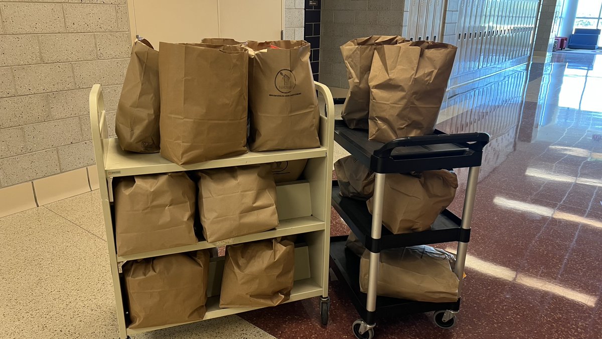 CPD_CST's tweet photo. This afternoon officers from the Citywide Community Safety Team distributed pantry bags containing nonperishable food items donated by @Fight2Feed to students at Calmeca Academy. https://t.co/2XSiNruM12