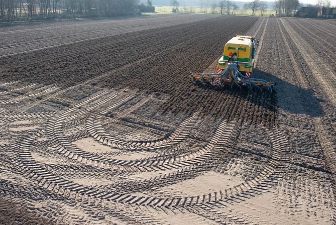 ploegermachines's tweet photo. The Oxbo AT5105 has an impressive turning radius of 17.5ft! Allowing for quick &amp; efficient in field maneuvers.
 Follow our official company account @oxbocorp

#oxbointernational #oxboisag #oxboploegergroup #ag #agriculture #farming https://t.co/C1ekAgRJRN