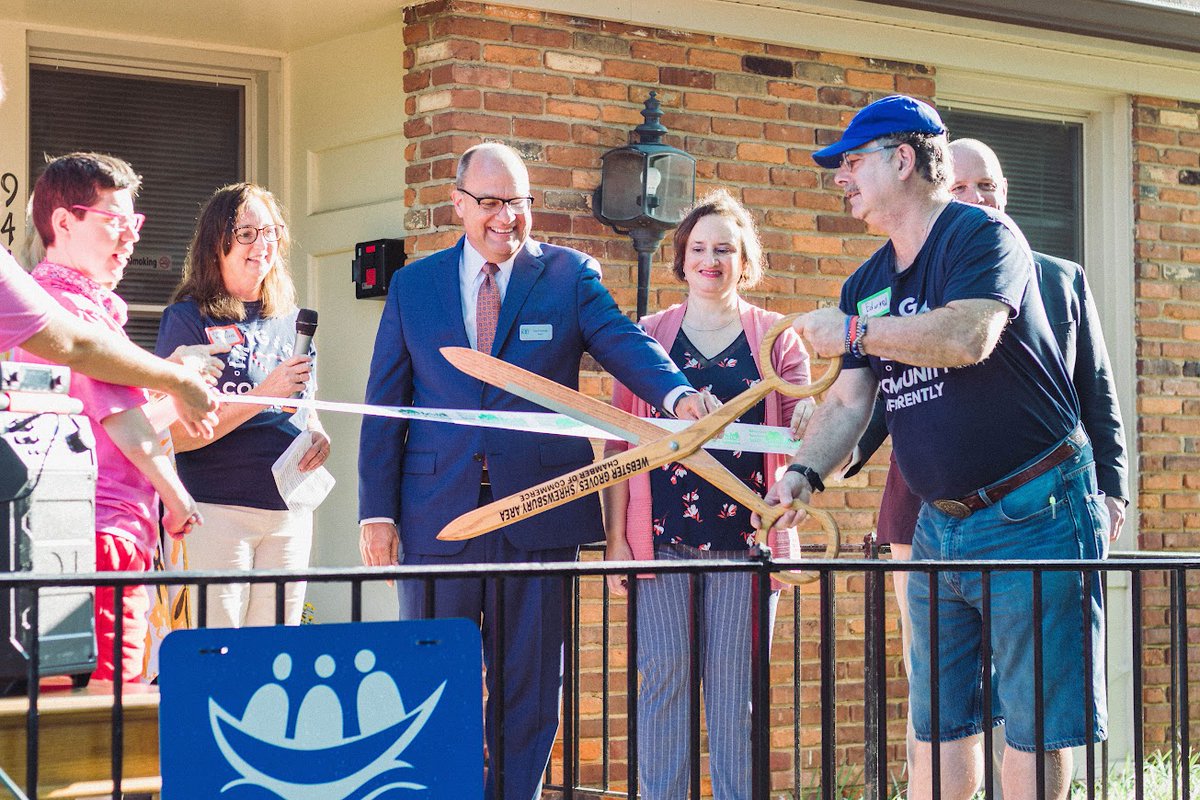 Ribbon Cutting celebrating L'Arche St Louis expansion into Brentwood with a Center for day activities, educational outreach and a family support program. Mayor David Dimmitt and State Representative Sarah Unsicker joined us. 

#InclusionLivesHere  #CommunityofCare