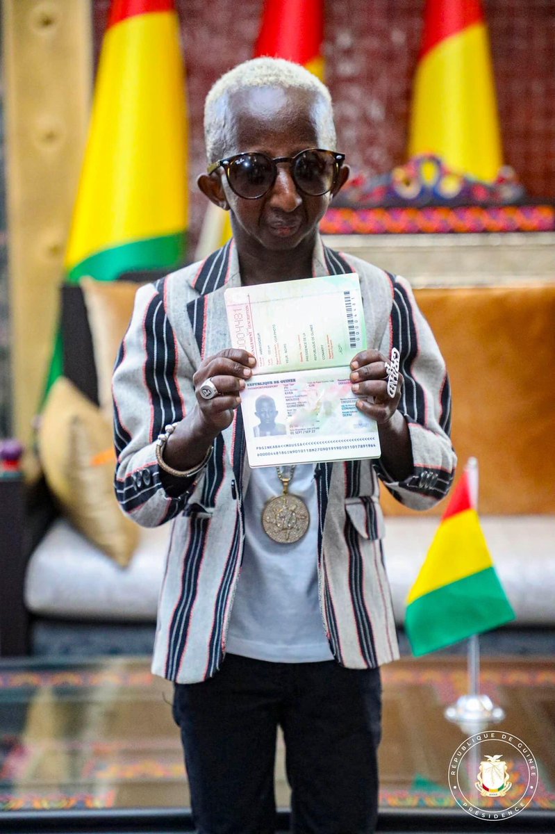 LechercheurD's tweet photo. Le voilà le Grand des Grands un passeport diplomatique pour Notre Grand P l’artiste international Guinéen offert par Ms le Président de la transition le colonel Mamadi Doumbouya 🙏🙏🙏🤛🤛@GrandP https://t.co/W6WVi7qJln