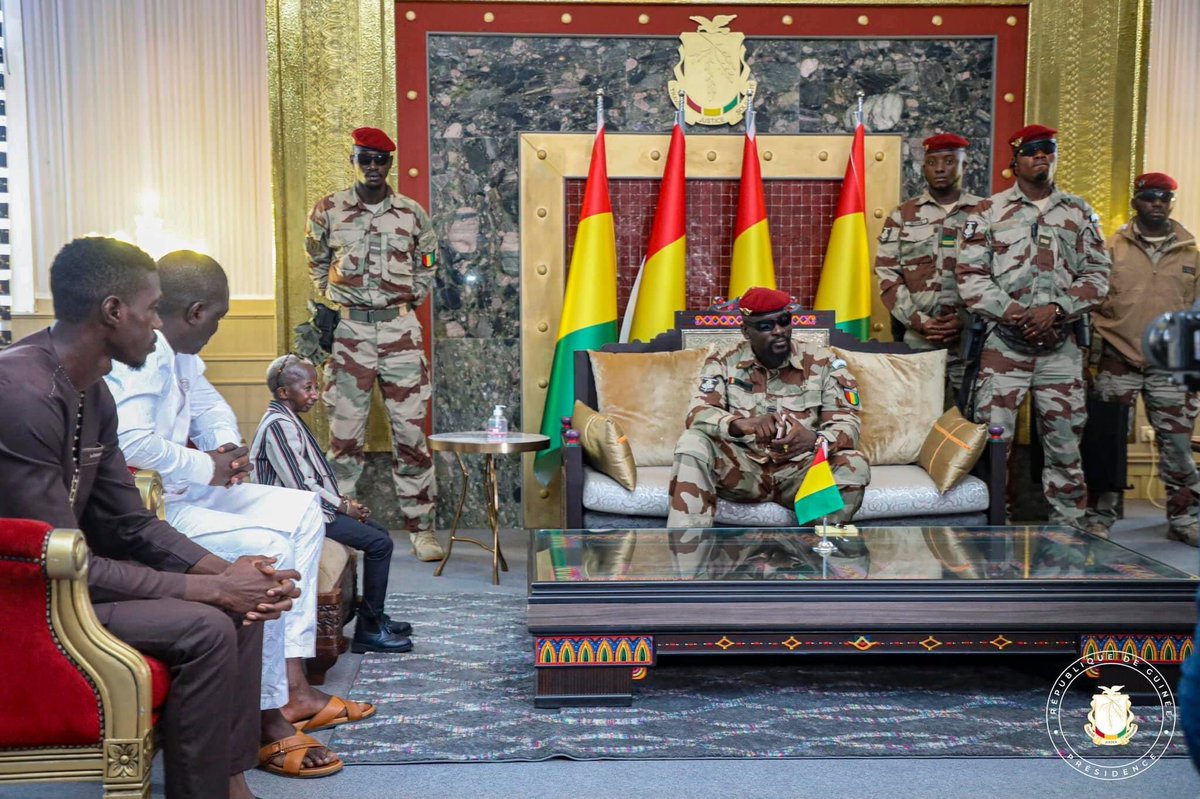 LechercheurD's tweet photo. Le voilà le Grand des Grands un passeport diplomatique pour Notre Grand P l’artiste international Guinéen offert par Ms le Président de la transition le colonel Mamadi Doumbouya 🙏🙏🙏🤛🤛@GrandP https://t.co/W6WVi7qJln