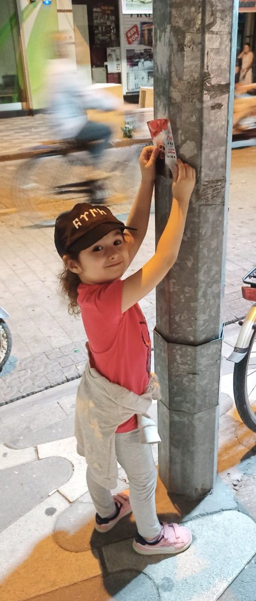 En küçük Zafer Partili,  5 yaşındaki kızım Beyza Alya genel başkanımızın etiketlerini yapıştırıyor. Zafere giden yolda çocuklarımız ülkemizin geleceğine sahip çıkıyor. Akhisar İlçe Bşkn.
#ZaferPartisi #SoyadınıBilmiyorumAdıUEmit #umitozdag #ZaferPartililerTakiplesiyor @umitozdag